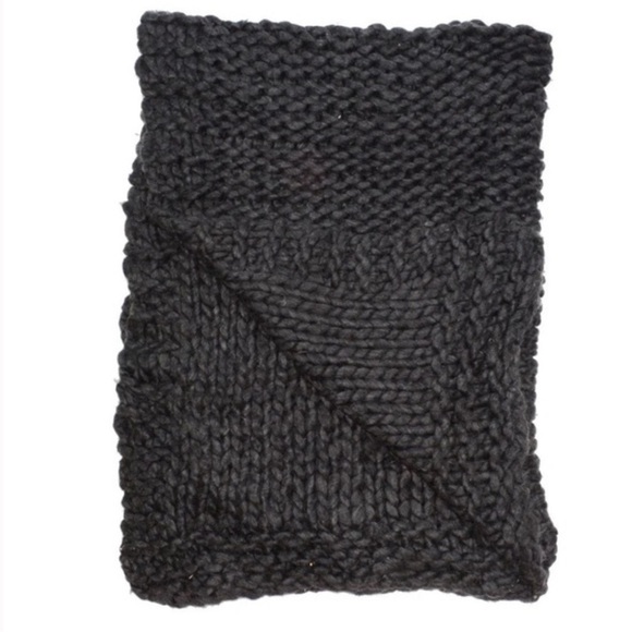 Aviva Stanoff Random Blanket Pull-live listing - Picture 7 of 8